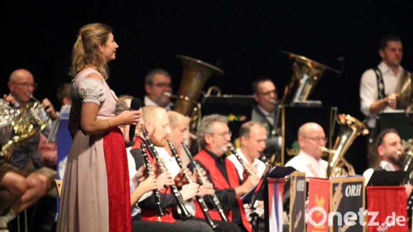 Freunde der Blasmusik dürfen sich auf die „Kapelle der Kapellmeister“, hier beim letzten Konzert 2023 in Mutzig, Frankreich, mit Sängerin Elke Karr freuen. Bild: Isabelle Schindler/exb