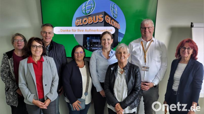 Mitglieder des lokalen Bündnis für Familien im Landkreis Schwandorf mit den beiden Bündniskoordinatorinnen Christina Süß (Vierte von rechts) und Helga Forster (Dritte von rechts) besuchten die Globus Markthalle in Schwandorf. Bild: Agentur für Arbeit/exb