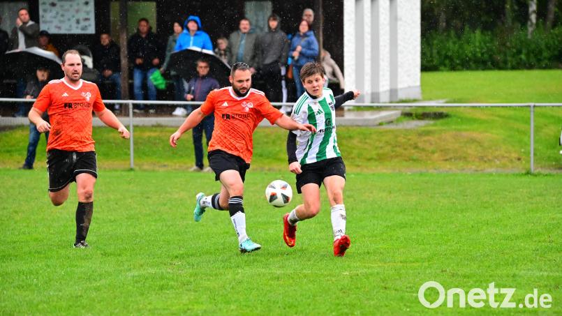 Konstantin Grundl (rechts) entschied das Duell beim Verfolger SG Griesbach mit zwei Toren und hat in dieser Saison bereits 17 Treffer für den SV Pechbrunn markiert. Bild: Thomas Schrems