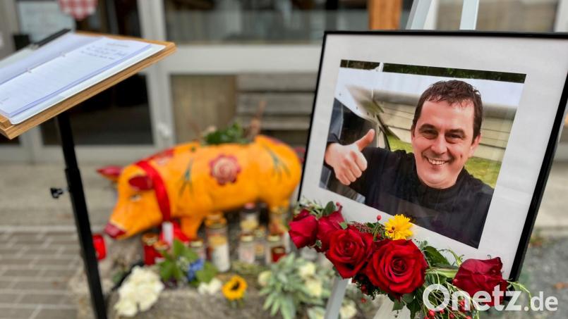 Vor &quot;D&#039;Wirtschaft&quot; liegt ein Kondolenzbuch auf, in das sich jeder, der möchte, eintragen kann. Bild: Gabi Schönberger