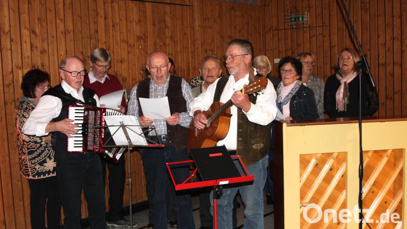 Den Auftakt der Gedenkfeier in der Mehrzweckhalle in Fuchsmühl gestaltete der Holzrechtler-Stammtisch. Bild: wro
