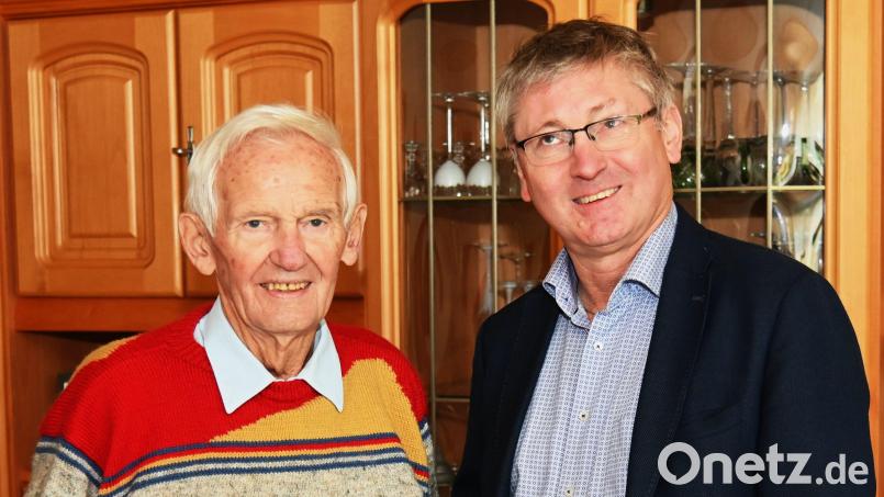 Bürgermeister Franz Badura (rechts) gratulierte Maximilian Lischka zum 90. Geburtstag. Bild: gf