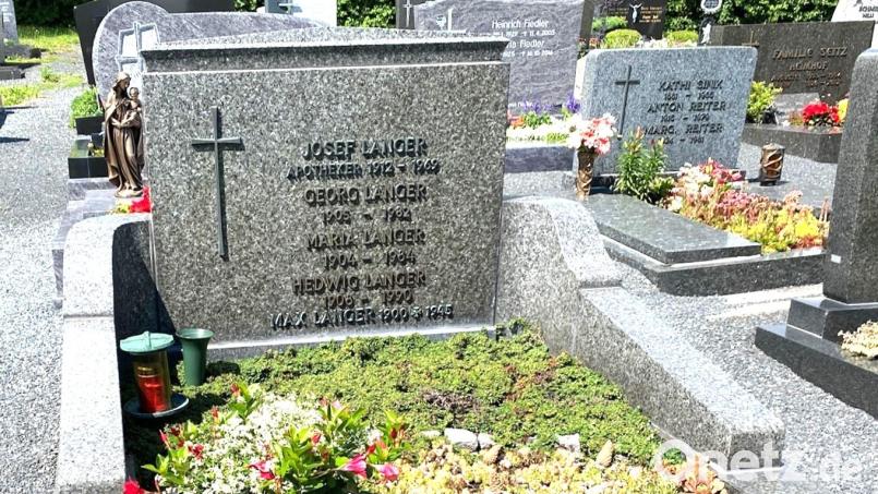Die Familiengruft Langer auf dem Bärnauer Friedhof soll zwar aufgelöst, aber dennoch bestehen bleiben. Statt der Namen soll künftig eine Tafel mit einer Gedenkaufschrift an Vertriebene aus dem Sudetenland, Schlesien und weiteren deutschen Ostgebieten erinnern, die nach 1945 in Bärnau eine neue Heimat fanden. Bild: Rainer J. Christoph/exb