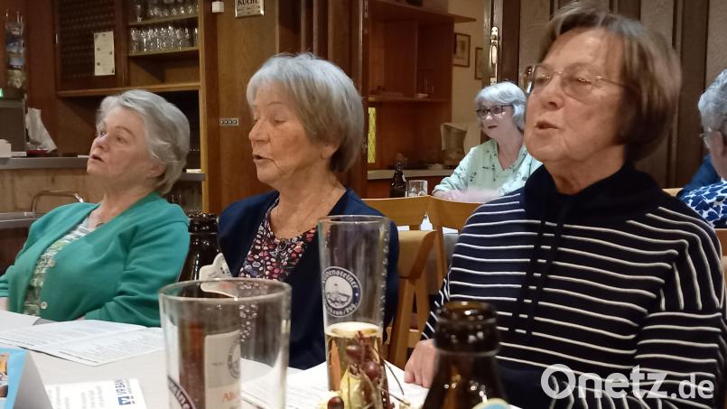 Auf das am selben Abend stattfindende Konzert der Bergknappenkapelle haben (von links) Irene Maier, Inge Rank und Brigitte Beer zugunsten des Wirtshaussingens verzichtet. Bild: hka