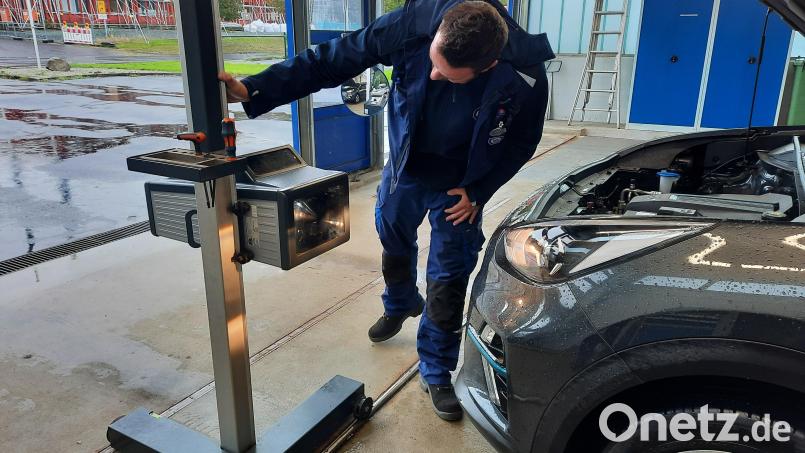 Christian Geweth vom TÜV Süd kontrolliert die Einstellung der Scheinwerfer eines Autos. Bild: kro