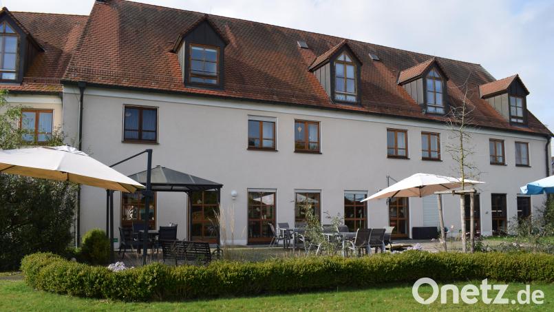 Das St. Johannis-Stift ist der Hauptbestandteil der Spitalstiftung Pfreimd. Es bietet Platz für 57 Personen. Ein großer Wunsch ist die Beschattung der Terrasse. Bild: bnr