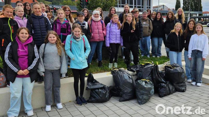 Die Schülerinnen der Dr.-Johanna-Decker-Schulen mit ihren vollen Müllsäcken. Bild: Beate Binder.