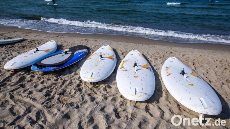 In Schmidmühlen wartet ein 47-Jähriger noch immer auf ein bereits bezahltes Surfbrett. Jetzt hat er die Polizei eingeschaltet. Symbolbild: Jens Büttner/dpa