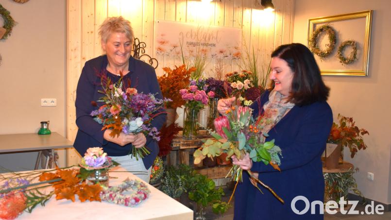 Sieglinde Gorthan und Pamela Lang (von links) binden für die Neueröffnung eifrig viele schöne Sträuße. Die Gäste sollen gleich am ersten Tag sehen, welche Trends gerade &quot;in&quot; sind im Blumengeschäft. Die beiden Floristinnen haben es sich zum Ziel gesetzt, ihre Kunden in jeder Blumenfrage individuell zu beraten. Bild: ubb