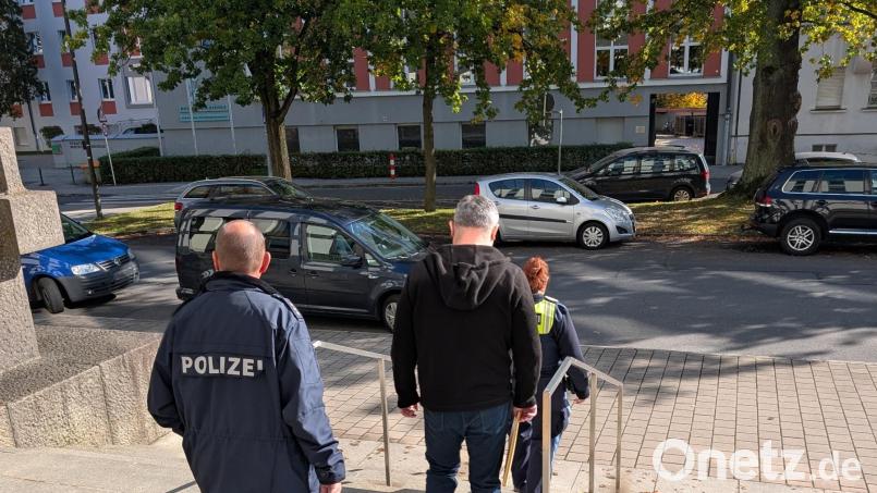 Mittagspause an Tag 3 des dritten Rio-Prozesses. Einer der Angeklagten wird aus dem Gerichtsgebäude geführt, die Pause verbringt er in der JVA in Weiden. Bild: Wolfgang Würth