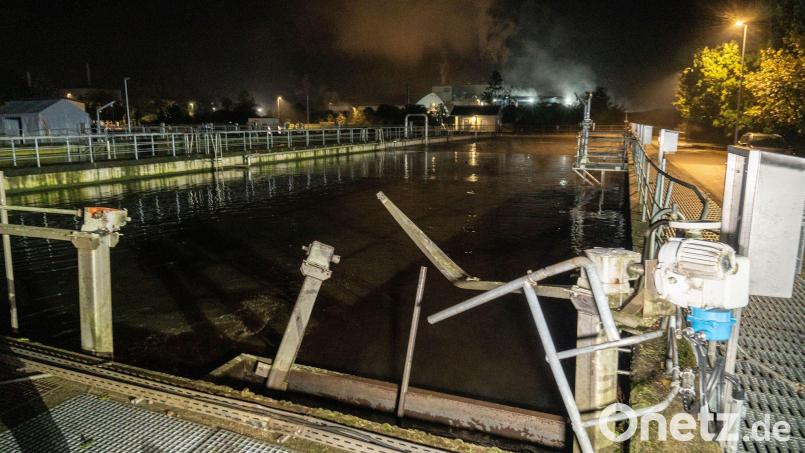 Der Schaden an der Kläranlage könnte laut Polizei erheblich sein. Bild: Ferdinand Merzbach/NEWS5/dpa