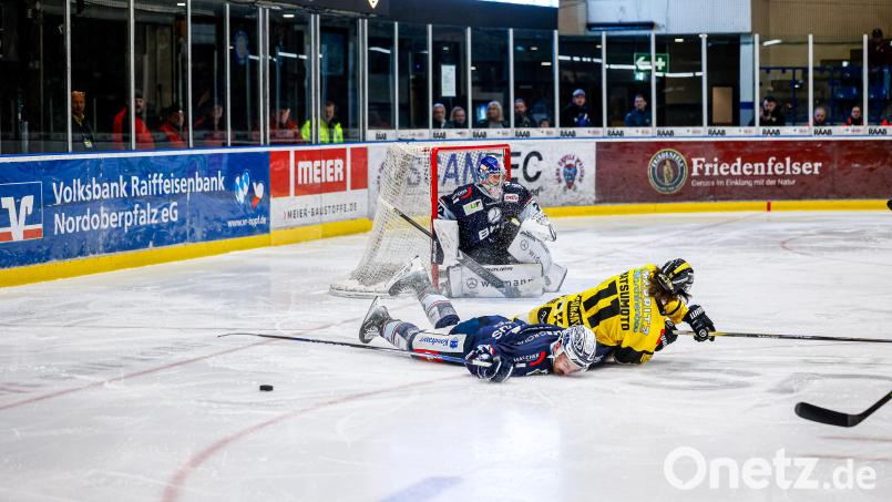 Die Blue Devils Weiden um Fabian Ribnitzky (vorne) legten gegen die Krefeld Pinguine (im Bild Jon Matsumoto) nach einer 5:2-Führung noch eine Bruchlandung hin. Bild: Werner Moller