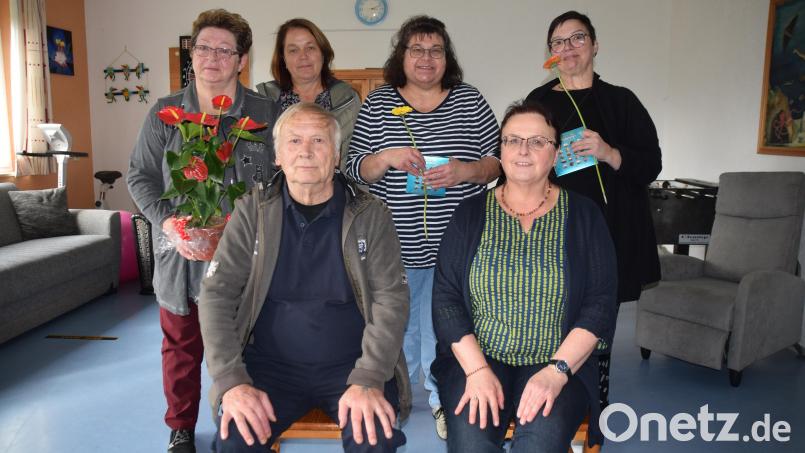 Das DO-Haus ist ihnen seit langer Zeit Arbeitsplatz oder Heimat: (stehend, von links) Carola Dreyer, Angela Engelhardt, Annette Beuttenmüller, Silke Maier, (sitzend, von links) Bewohner Arno L. und die Leiterin Doris Rhea. Bild: hdk