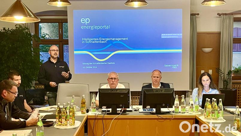 Interessiert verfolgt der gesamte Stadtrat mit Bürgermeister Marcus Eichenmüller (Zweiter von rechts) an der Spitze die Ausführungen von Martin Schulz (stehend) von der Bayernwerk Netz GmbH zum intelligenten Energiemanagement für die Stadt Schnaittenbach Bild: Gerhard Krones