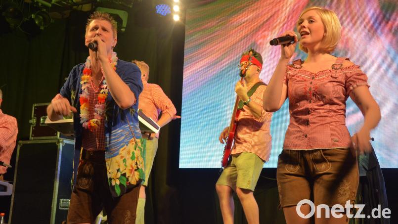 Mit der Band „MAXXX“ wird der Amberger Marktplatz am Samstag zu einer großen Party. Archivbild: jr