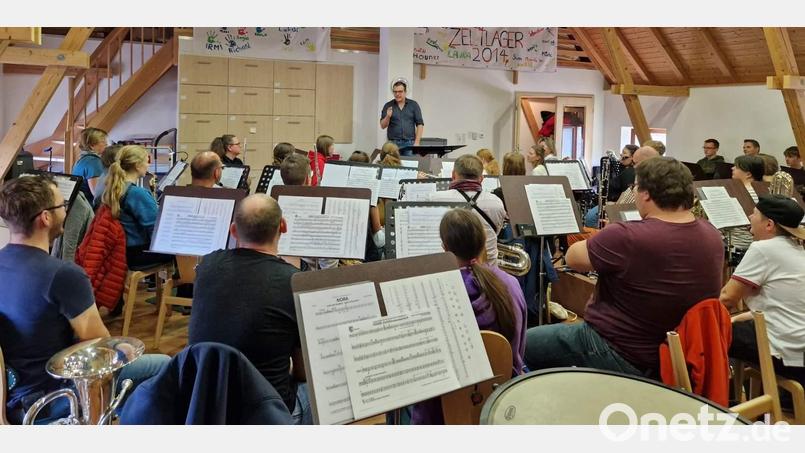 Nach jahrelanger Pause hat der NBMB-Kreisverband wieder ein Kreisorchester gebildet. Zur Vorbereitung auf das Kreiskonzert am Sonntag, 20. Oktober, probten die rund 40 Musiker zweimal unter Leitung des Kreisdirigenten Christian Bäuml (vorne). Bild: Werner Stein