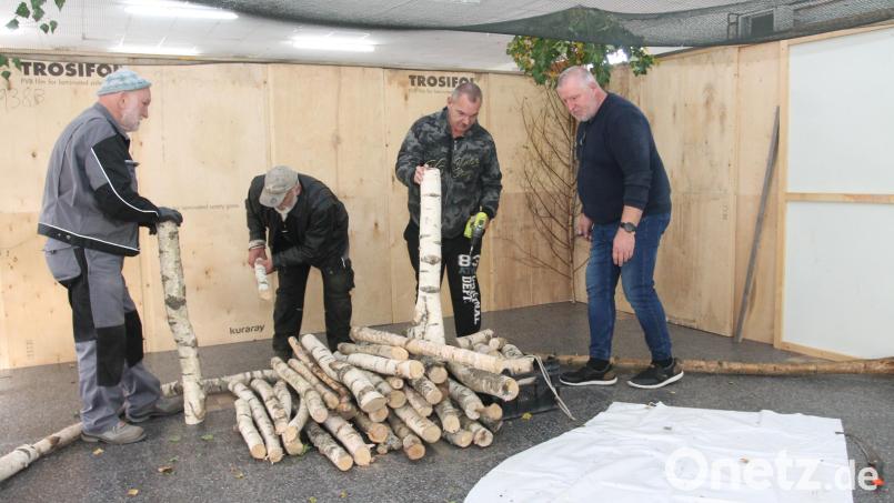 Andreas Juilfs (rechts) und das Team sind mit den Aufbauarbeiten für die Vogelschau beschäftigt. Bild: pi