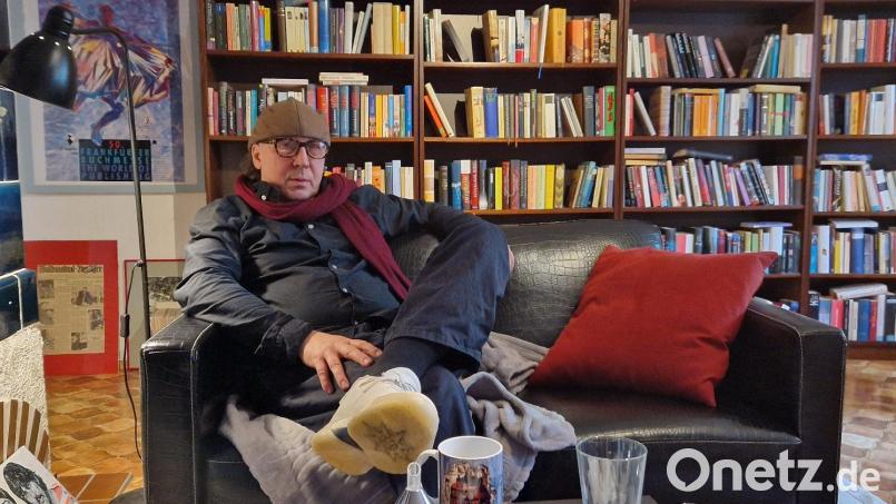 Dramatiker Wolfsmehl im Gespräch mit Oberpfalz-Medien in Schwandorf. Seine Stücke haben oft einen zeitgeschichtlichen Hintergrund, so auch das neue mit dem Titel „Hemingway – Lucky Pen“. Bild: Dobler