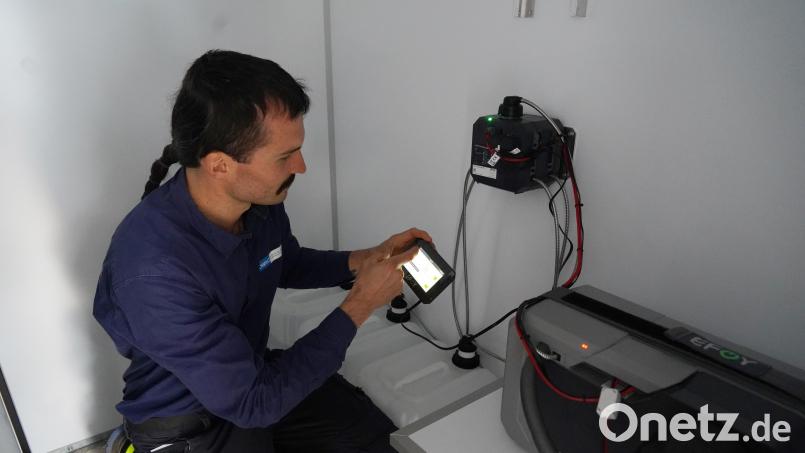 Josef Wagner stellt in Immenreuth Container für Windmessanlagen her. In den Anlagen wird über ein Jahr ermittelt, wie hoch das Windpotenzial in einer Region ist. Bild: kaz