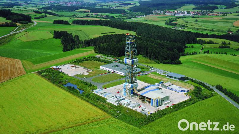 Das KTB-Bohrgelände mit der 83 Meter hohen Bohranlage am Ende der aktiven Bohrphase im Sommer 1994. Bild: Geo-Zentrum