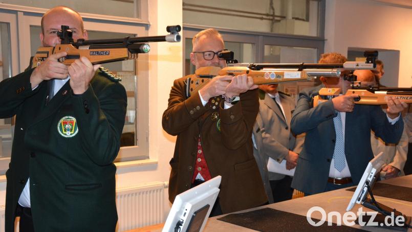 Gauschützenmeister Florian Greil, Bezirksschützenmeister Harald Frischholz und Bürgermeister Stefan Grillmeier (von links) eröffneten die neue Schießanlage. Bild: jr