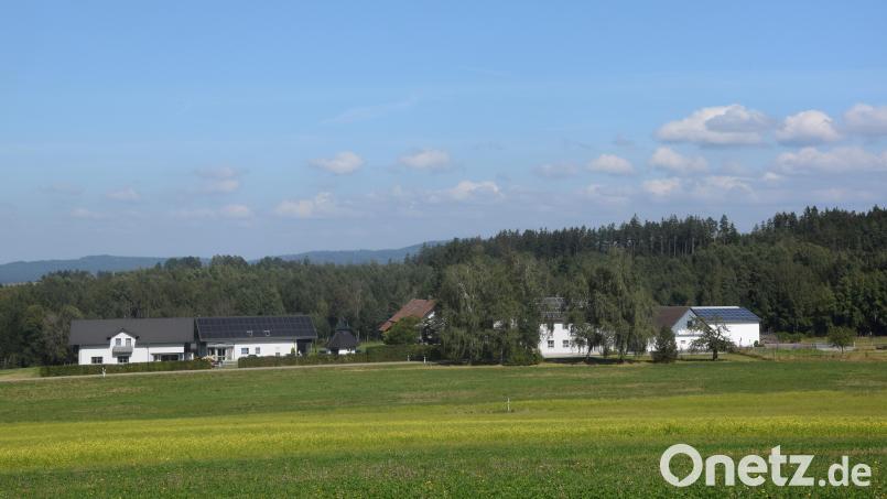 Der Sparrer-Wirt mit Ferienwohngebäuden und davor die Staatsstraße von Weiden nach Vohenstrauß. Die Gebäue liegen nicht mehr in der Fläche NEW 39, aber doch nah dran. Bild: fz