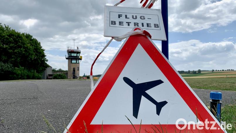 Die Stadt möchte den Flugplatz in Latsch verpachten. Sie fährt jährlich mehr als 100.000 Euro an Defizit damit ein. Archivbild: Gabi Schönberger