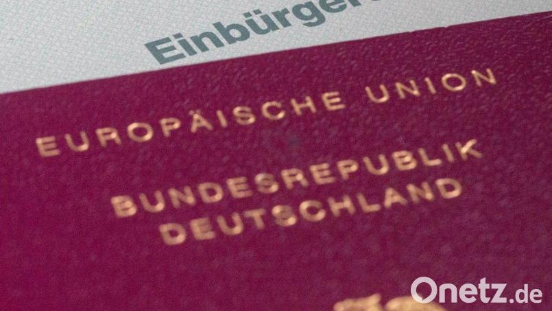 Seit der Einbürgerungsreform verzeichnen die Stadt Weiden und der Landkreis Neustadt/WN deutlich steigende Zahlen bei den Einbürgerungsanträgen und den Einbürgerungen. Bild: Fernando Gutierrez-Juarez/dpa