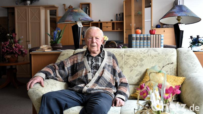 Herbert Schnurer sitzt an seinem 90. Geburtstag nicht etwa in seinem gemütlichen Wohnzimmer und lässt sich feiern. Das Foto ist in seinem Möbelhaus in Waldsassen im Schaufenster entstanden, wo der gelernte Raumausstatter mit Meistertitel immer noch sechs Stunden täglich arbeitet. Bild: ubb