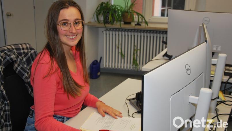 Die neue Nachhaltigkeits-Koordinatorin Freya Mertel an ihrem Schreibtisch im Amberger Baureferat. Bild: gsp