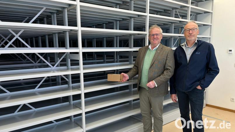 Der Umzug ins neue Stadtarchiv – für Oberbürgermeister Andreas Feller (links) ein Aushängeschild – wird vorbereitet. Rechts im Bild Stadtarchivar Josef Fischer. Bild: Andreas Hofmeister/Stadt Schwandorf/ exb