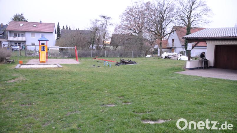 Auf dieser Fläche angrenzend an das bestehende Feuerwehrgerätehaus (rechts) soll der Dorftreff Kirchenlaibach entstehen. Der Spielplatz wird in Richtung Kita verlegt. Bild: ak