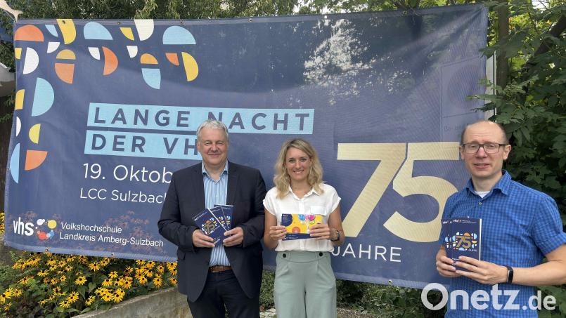 Zur &quot;Langen Nacht der VHS&quot; laden Landrat Richard Reisinger, Leiterin Claudia Mai und ihr Stellvertreter Thomas Rode (von links) ein. Bild: ge