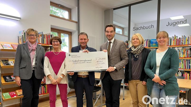Zur Spendenübergabe kamen von links: Leiterin des Kulturamtes Sabine Guhl, Waltraud Koller-Girke, Oberbürgermeister Jens Meyer, „Pro Libris“-Vorsitzender Stephan Oetzinger sowie die beiden Bibliotheksleiterinnen Ruth Neumann und Katja Sauermann Bild: Dominik Hopperdietzel