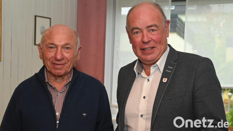 90. Geburtstag feiert Ernst Klober (links) aus Kümmersbruck. Bürgermeister Roland Strehl gratuliert. Bild: gf