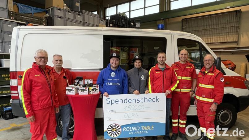 Die DLRG-Ortsgruppe Amberg freute sich über eine Spende in Höhe von 1500 Euro. Bild: usc