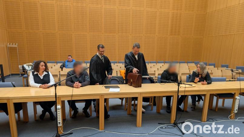Die beiden Angeklagten mit ihren Verteidigern Matthias Haberl (Dritter von links) und Rouven Colbatz (Dritter von rechts) und den beiden Dolmetscherin. Bild: Wolfgang Würth