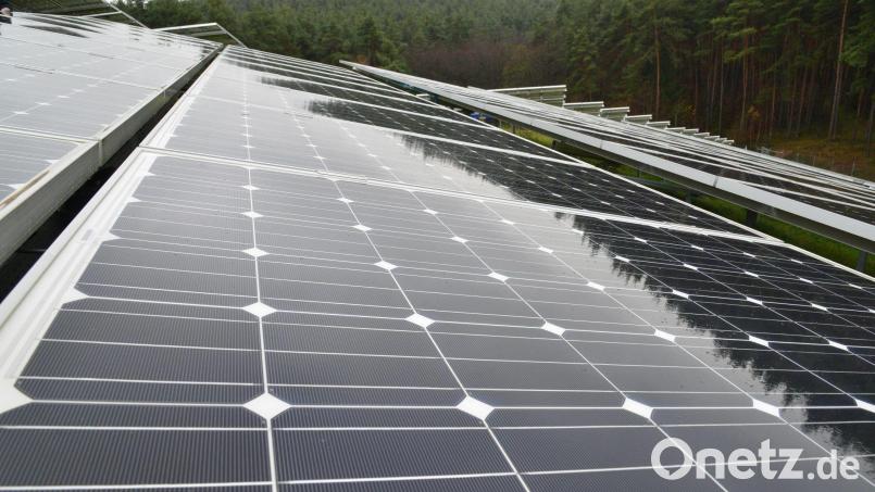 Eine Solaranlage mit einer Leistung von 25 Megawatt - hier ein Symbolbild - soll in Stulln entstehen. Archivbild: Petra Hartl