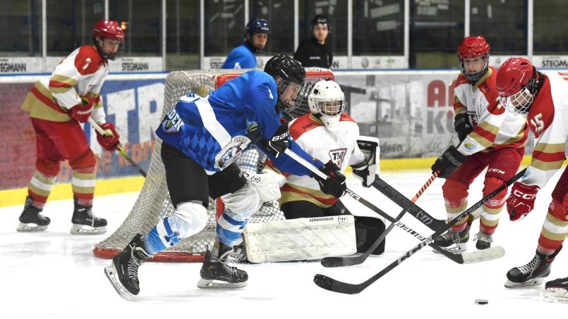 Die U17 des 1. EV Weiden (blaue Trikots) ist am Wochenende zweimal im Einsatz. Symbolbild: G. Büttner
