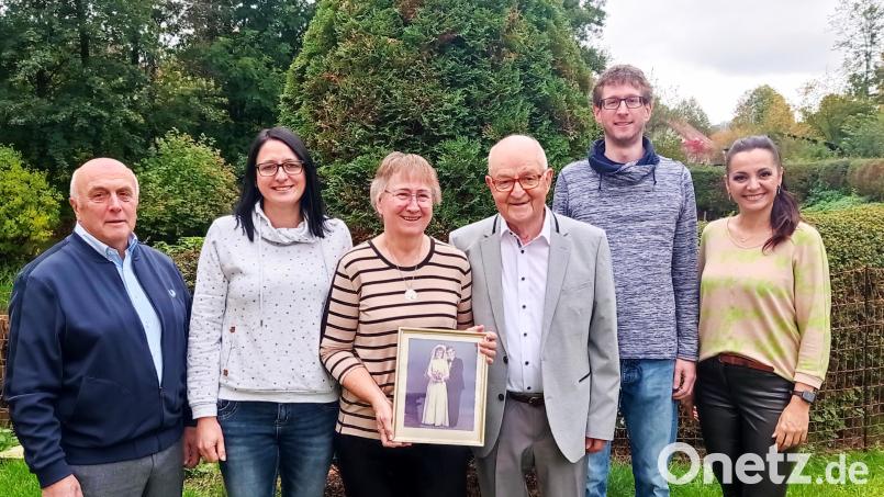Evi und Joseph Daubenmerkl (in der Bildmitte mit dem Hochzeitsfoto) freuten sich über die Glückwünsche zur Goldenen Hochzeit. Es gratulierten (von links) Seniorenbeauftragter Gerhard Weber, Tochter Beate, Sohn Michael und Bürgermeisterin Margit Bayer. Bild: fpoz