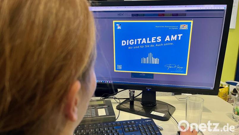 Das Landratsamt Neustadt/WN hat die Auszeichnung &quot;Digitales Amt&quot; erhalten. Die Auszeichnung besiegelt den digitalen Wandel der Verwaltung, die nun 187 Online-Verfahren anbietet. Bild: Gabi Schönberger