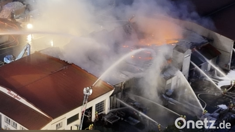 Während der Großbrand in der Lagerhalle wütete, hielt die Brandmauer zum vorderen Teil des Gebäudes der Hitze und den Flammen stand. Brandstiftung scheidet nach Auskunft der Polizei als Ursache aus. Bild: Gustl Beer