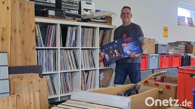 Zwischen Schallplatten und Unterhaltungselektronik: Rainer Müller in seinem gut gefüllten Lager. Bild: Udo Bartsch/fph