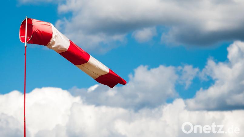 Ein im Wind stehender Windsack wäre in der Marktgemeinde Konnersreuth ein viel zu seltenes Bild. Deshalb hat der Regionale Planungsverband Oberpfalz Nord davon abgesehen, Flächen für Windenergie auszuweisen. Symbolbild: Philipp Schulze/dpa