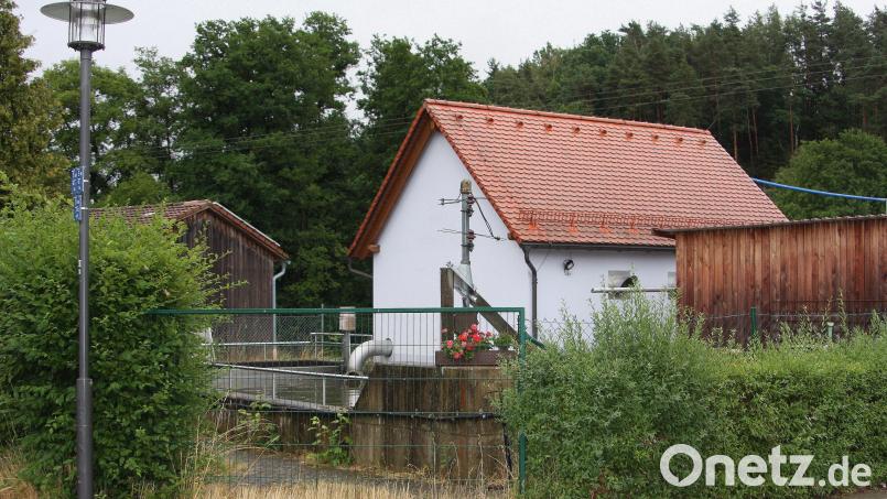 Die Abwässer aus den Haushalten und Betrieben im Markt Falkenberg werden mittels Pumpwerk (Bild) zur von den Gemeinden Wiesau, Falkenberg und Fuchsmühl gemeinsam genutzten Kläranlege bei Schönhaid gepumpt. Die Abwasserkosten - das ist seit Dienstag sicher - bleiben in Falkenberg bis auf Weiteres stabil. Bild: wro