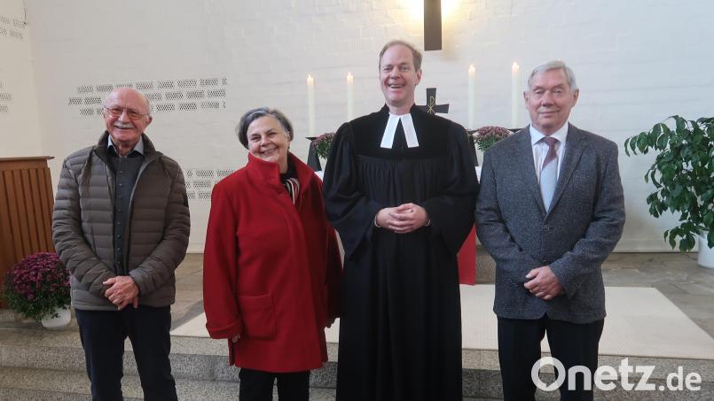 Die evangelischen Gnadenkirche in Axtheid ist vor 65 Jahren geweiht worden. Daran wird in einer Feierstunde erinnert. Zur Gestaltung tragen bei (von links): Norbert Piehl, Dorothee Schulze Zumhülsen, Pfarrer Matthias Weih und Ulrich Felder. Bild: rha