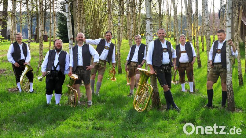 Die „Böhmische Blechblous´n“ spielt am 9. November wieder im Hofbräuhaus in München unter ihrem Leiter Franz Sturm (Dritter von links) auf. Bild: Raphaela Goetz