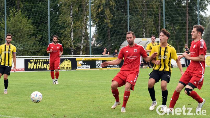 Kreisliga-2-Spitzenreiter FC Tirschenreuth (gelbe Trikots, Szene vom 5:1-Sieg gegen den TSV Konnersreuth) bestreitet am Wochenende zwei Heimspiele: am Freitag gegen den TSV Waldershof und am Sonntag gegen den SV Mitterteich II. Archivbild: Gebert