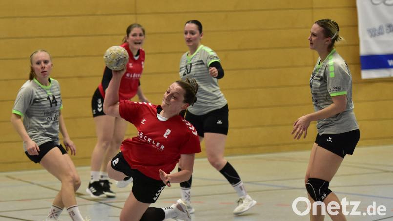 Verena Luley (am Ball) und ihre Teamkolleginnen von der HSG sind in Estenfeld zu Gast. Archivbild: ham