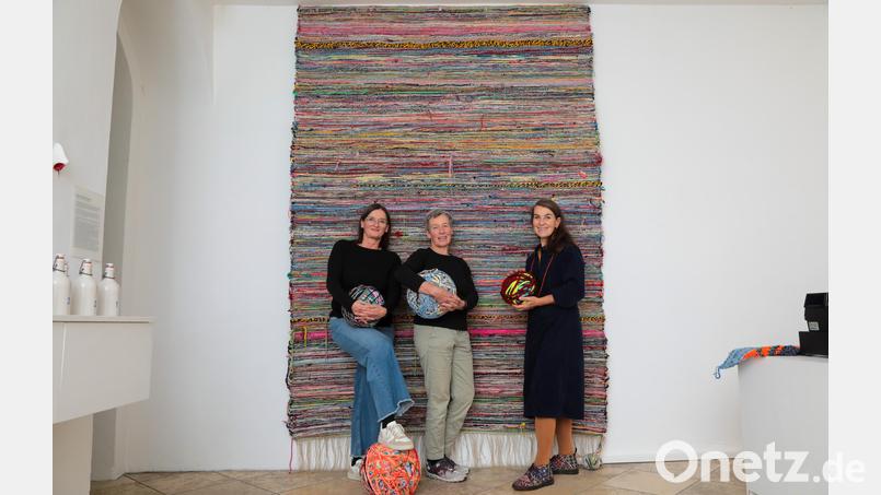Wenn jemand davor steht, werden die beeindruckenden Ausmaße des neuen Luftnacht-Teppichs im Luftmuseum deutlich: Er ist 2 x 2,40 Meter groß. Bild: Wolfgang Steinbacher